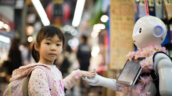 asiatisches Mädchen und Roboterkind
