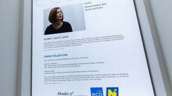 Bildwand der ecoart Ausstellung Sabine Müller-Funk mit Logoleiste
