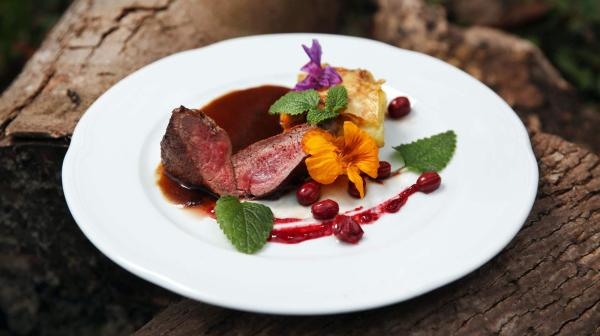 Teller mit einem Fleischgericht