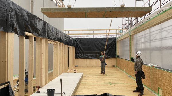 Errichtung eines Bürogebäudes - Aufstellen der Holzwände