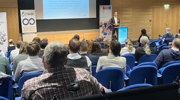 Publikum der Veranstaltung lauscht Vortragenden