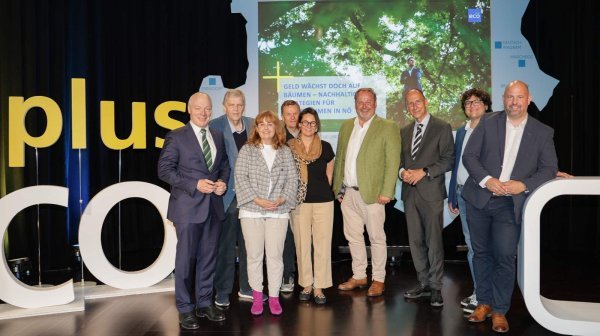 Gruppenfoto an Testimonals und Keynote-Speakern bei Jahresevent Standort & Service