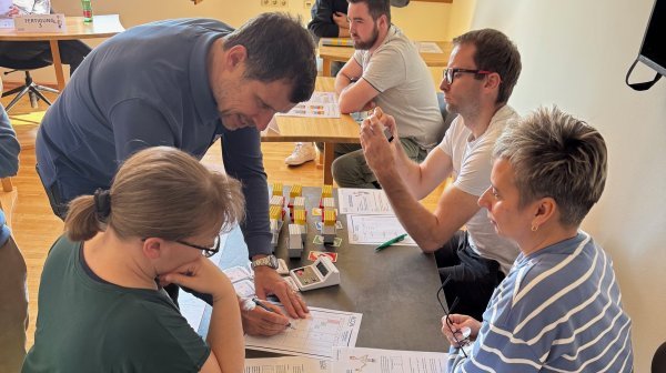 Symbolisierung eines „LEAN Prozesses“ von vier Personen