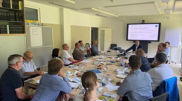 TeilnehmerInnen der Technopol Frühstücks lauschen den Vorträgen