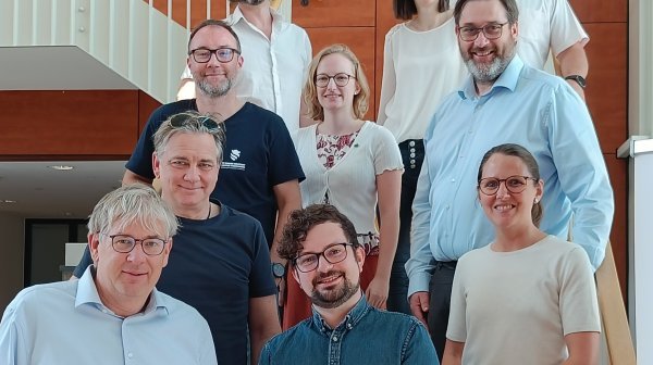 Gruppenfoto von 10 Personen 