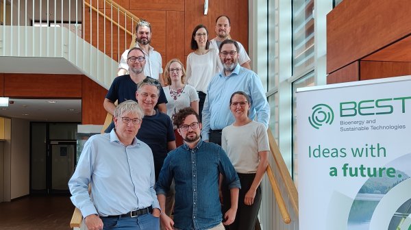 Gruppenfoto von 10 Personen