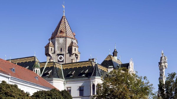 Landschaftsbild mit einem großen Gebäude