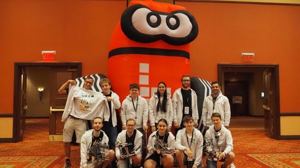 Gruppenfoto der Schüler bei der Botball-Weltmeisterschaft