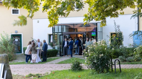 1. NÖ Kulinarik-Symposium BesucherInnen im Freien vor dem AWS Solution Hub in Asparn
