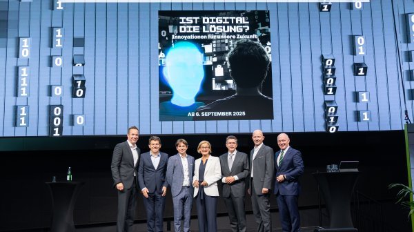 Kleines Gruppenbild mit 7 Personen Eröffnung von "Ist digital die Lösung"