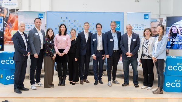 Gruppenfoto der Sprecher der Veranstaltung auf der Bühne