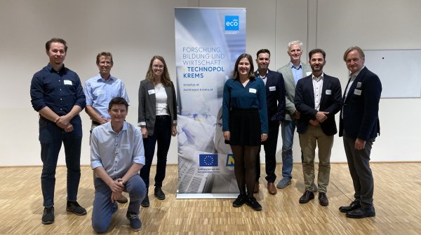 Gruppenfoto von 9 Personen