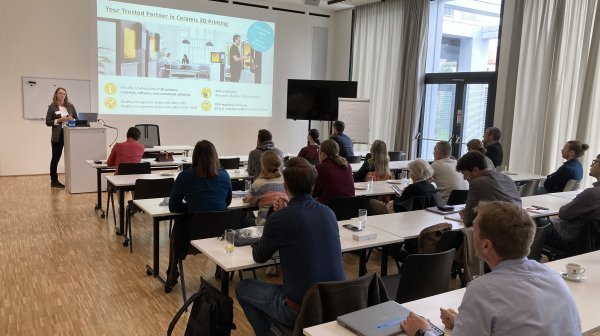 Bild eines Vortrags mit Publikum & Sprecherin