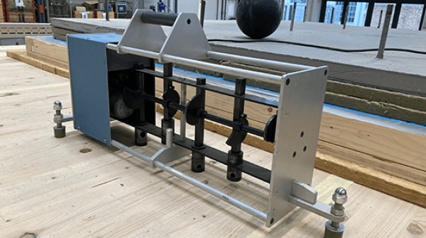 Pendelschlagwerk auf einer Holzoberfläche