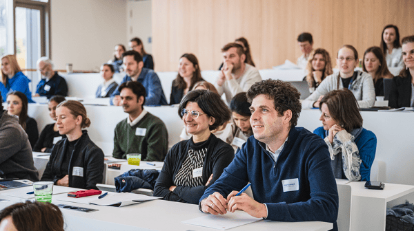 Foto im Vortragssaal der Teilnehmenden