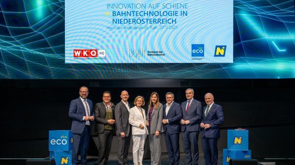 Acht Personen auf Bühne bei Bahntechnologie in Niederösterreich-Event
