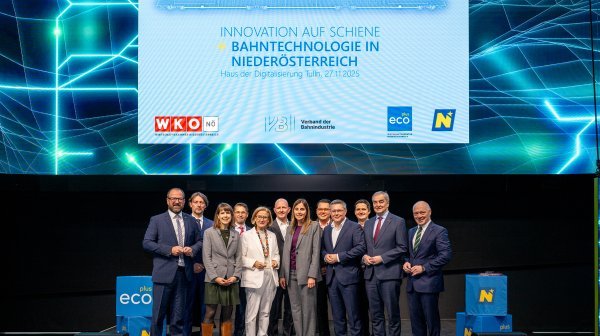 Zwölf Personen auf der Bühne bei dem Bahntechnologie in Niederösterreich-Event