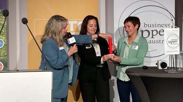 Staffelübergabe von einer Frau an zwei andere Frauen 