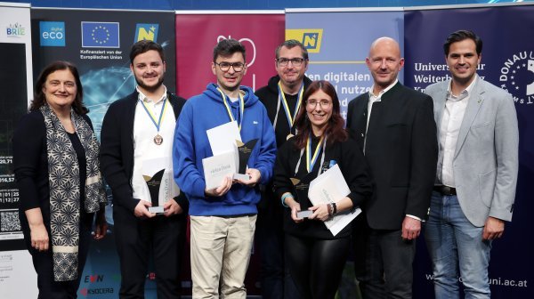 Pressefoto mit 7 Personen