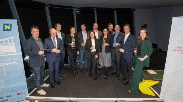 Pressefoto mit großer Gruppe