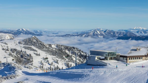 Blick auf Bergstation mit Lift und Restaurant am Hochkar im Winter