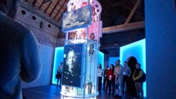 Ausstellung im Museum mit Lichteffekten