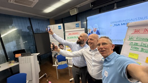 3 Männer machen ein Selfie 