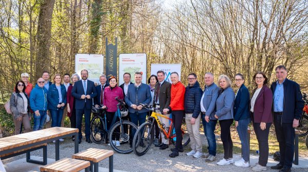 Große Personengruppe mit zwei Rädern bei vorderer Ybbstalradwegeröffnung