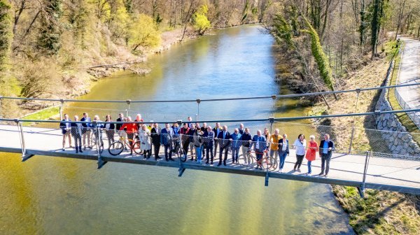 Vorderer Ybbstalradweg - Drohnenaufnahme von Brücke mit Menschengruppe