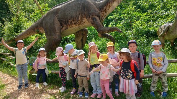 Kindergartenkinder vor einem großen Dinomodel 