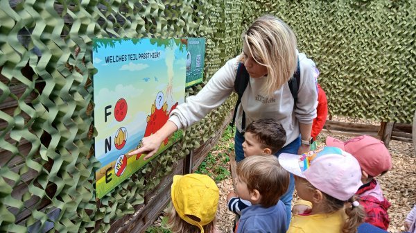 IZIBIZI kids corner Ausflug in den Dumbo Park - vor einer Infotafel