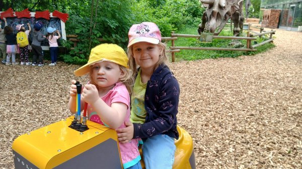 Kleine IZIBIZI Kinder im Dumba Park am Spielplatz 