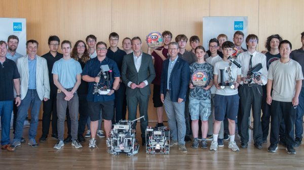 Grosses Gruppenbild mit HTL Schülern und Lehrern und Robotern