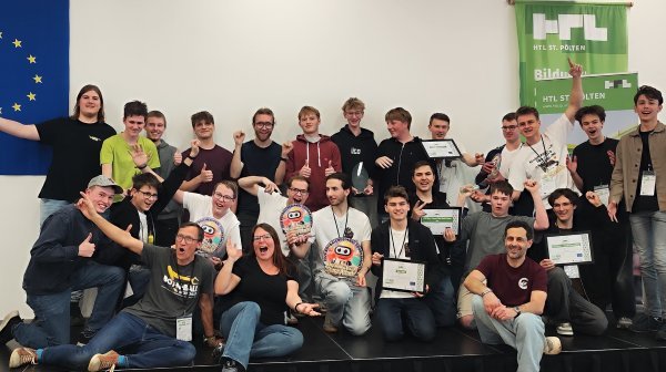 Grosses Gruppenfoto von Schülern mit Urkunden