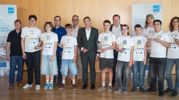 Gruppenbild mit BRG Schülern und Lehrern und kleinen Robotern