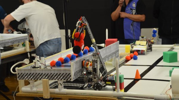 Während der Botball-Europameisterschaft ein Roboter in Transportmission 