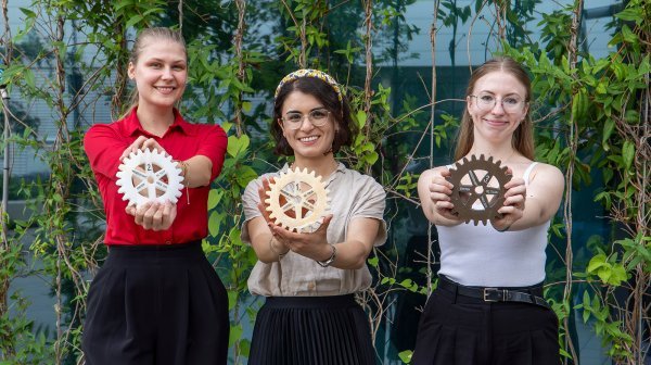 Foto von 3 Damen mit Rotary-Science Award in Händen