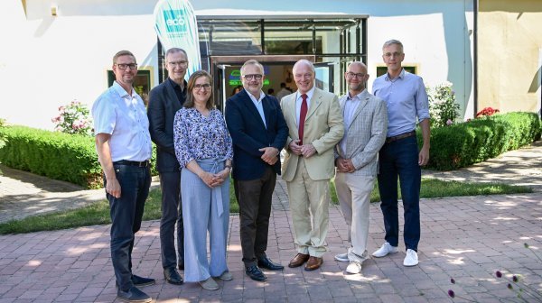 Gruppenfoto vor einem Gebäude