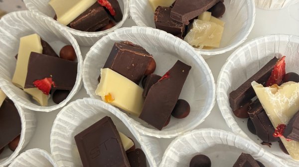 kleine Stücke Schokolade zur Verkostung hergerichtet