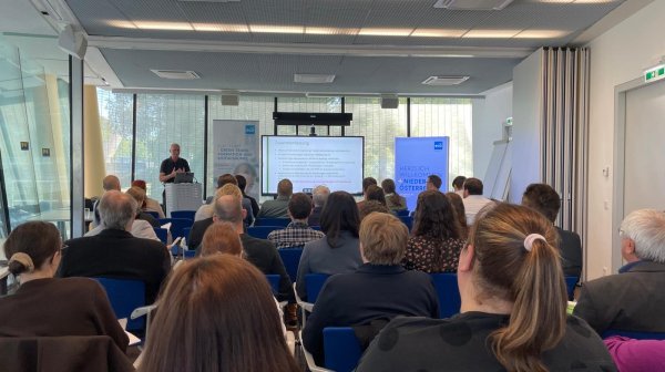 Workshopveranstaltung mit Vortragenden & Teilnehmenden in einem Konferenzraum