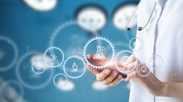 Person im Laborkittel mit digitalen Symbolen für Medizin, Forschung und Technologie