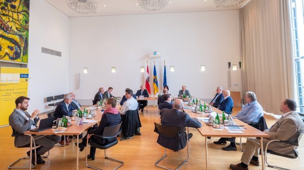 Besprechung von mehreren Personen an einem Tisch