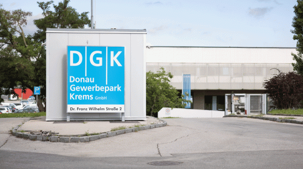 Eingangstor mit blauem DGK Logo und Adresse