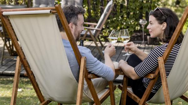 Mann und Frau stoßen mit Weinglas an