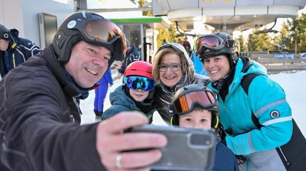 Familie macht Selfie mit Landeshauptfrau Johanna Mikl-Leitner