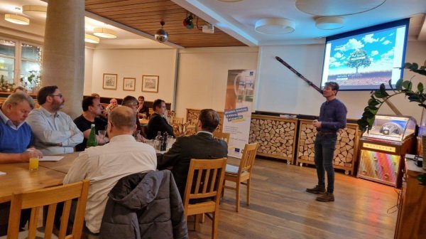 Gäste hören einem Vortrag zu