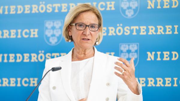 Landeshauptfrau Mikl-Leitner vor einer Wand mit vielen Niederösterreich-Schriftzügeno