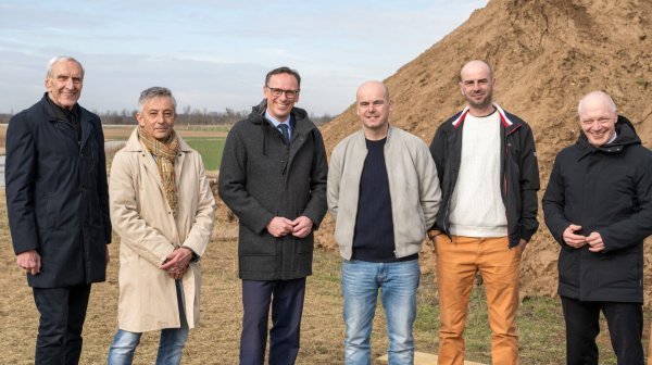 Sechs Personen bei der Baustelle beim Spatenstich
