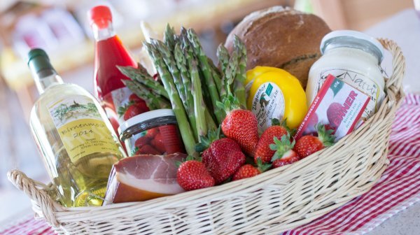 Korb mit diversen Lebensmitteln