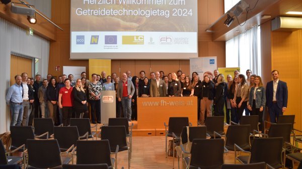 Großes Gruppenfoto mit allen Teilnehmenden